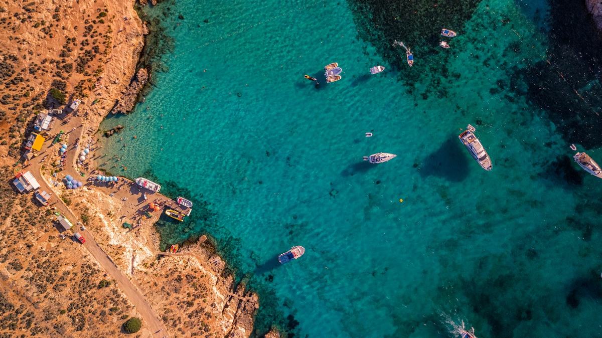 Águas turquesa de Comino, em Malta