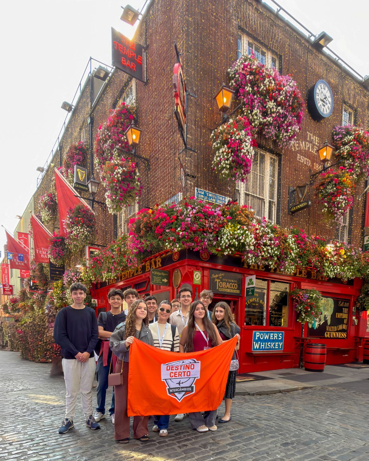 Estudantes em frente ao Temple Bar, em Dublin, com a bandeira da Destino Certo