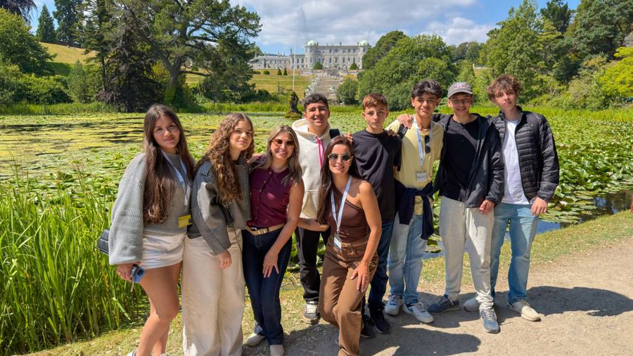 Grupo do Summer Camp em um jardim na Irlanda